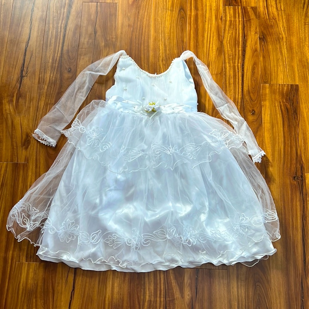 Cute little wedding dress bow in the back and pearls in front and three flowers